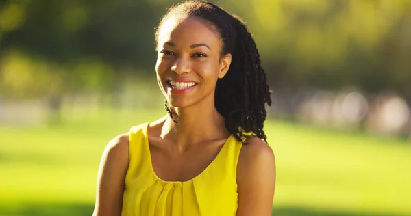 Mujer Negra Feliz Sonriendo Parque — Foto de Stock