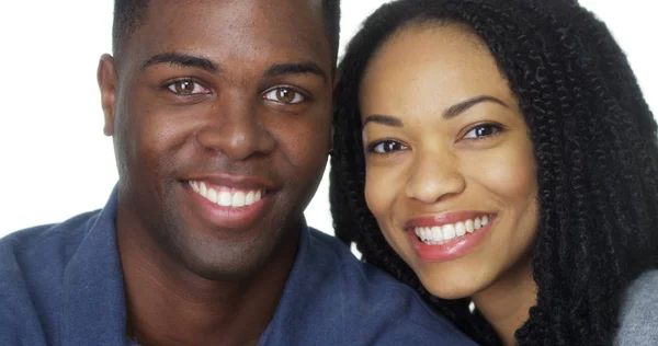 年轻的黑人夫妇微笑着看着镜头 — 图库照片
