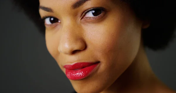 Aşırı Yakın Çekim Olan Afro Genç Güzel Siyah Kadın — Stok fotoğraf