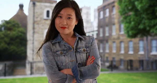 Kinesisk Kvinna Jeansjacka Med Armar Korsade Samtidigt Semester London — Stockfoto