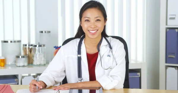 Asian Doctor Talking Camera Desk — Stock Photo, Image