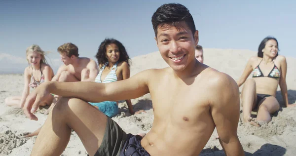 Retrato Joven Asiático Sentado Arena Con Amigos Playa Sonriendo — Foto de Stock