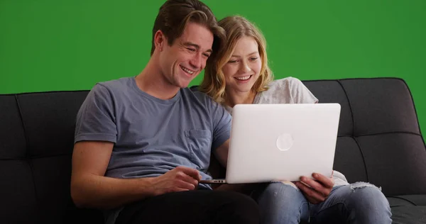 Branco Casal Millennial Assistindo Vídeo Engraçado Laptop Sofá Tela Verde — Fotografia de Stock