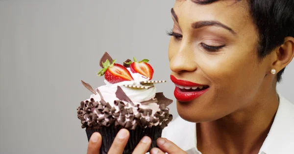 Женщина Любуется Модным Десертным Кексом Шоколадом Клубникой — стоковое фото