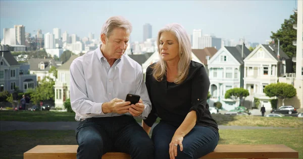 Зрелый Белый Мужчина Смотрит Телефон Подругой Сан Франциско — стоковое фото