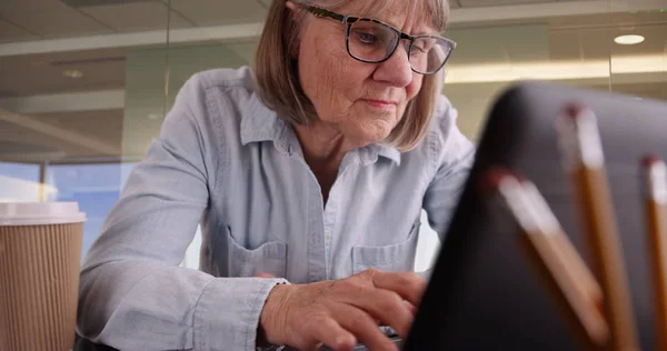 Portrét Starší Ženy Pomocí Přenosného Počítače Prostředí Moderních Kancelářských Prostor — Stock fotografie