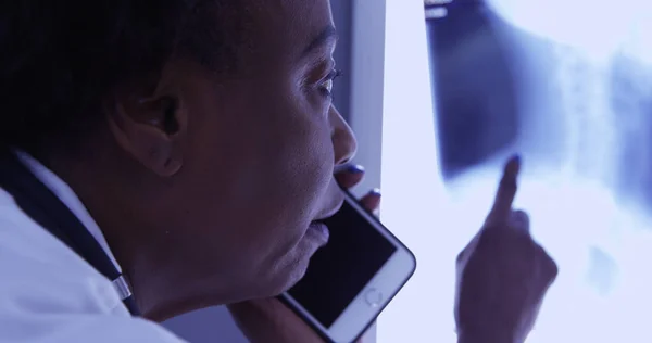 Média Idade Preto Falando Telefone Celular Com Paciente Sobre Raio — Fotografia de Stock
