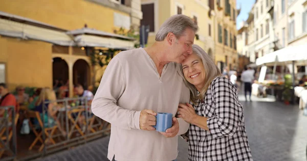 Пожилая Белая Влюбленная Пара Обнимает Друг Друга Возле Кафе Риме — стоковое фото