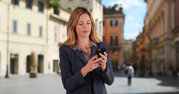 Empresária Roma Enviando Mensagens Com Celular — Fotografia de Stock