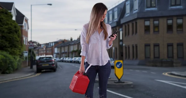 Mulher Com Jerrycan Rua Cidade Usando Telefone Para Encontrar Posto — Fotografia de Stock