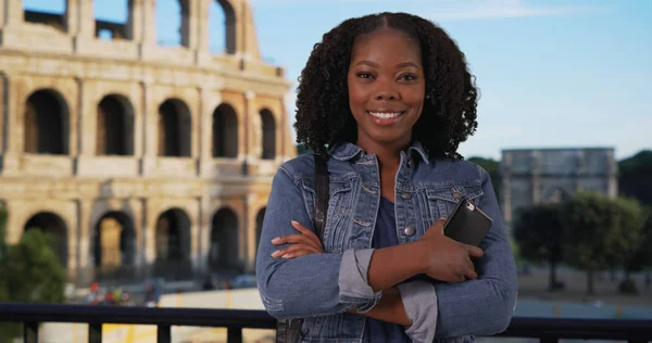 Retrato Casual Mulher Negra Com Sorriso Radiante Coliseu Romano Fundo — Fotografia de Stock