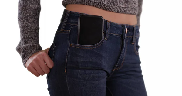 Nahaufnahme Der Taille Junger Frauen Mit Telefon Der Vordertasche Auf — Stockfoto