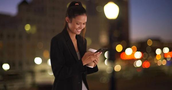 Üzleti Sms Mobiltelefon Míg Belvárosban Város Éjjel — Stock Fotó