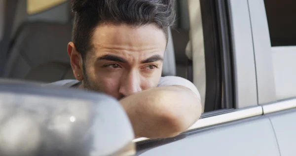 Aantrekkelijke Mexicaanse Man Zit Auto Uitkijken — Stockfoto