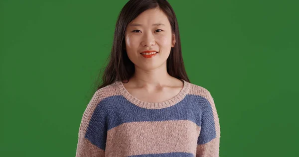 迷人的亚洲女性在毛衣微笑在屏幕上的相机 — 图库照片