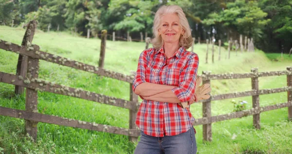 Sorridente Agricoltore Donna Matura Posa Con Fiducia Sulla Proprietà Campagna — Foto Stock