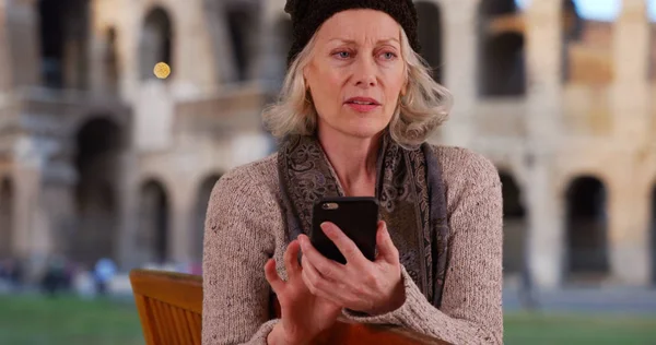 Touristen Rentner Urlaub Rom Sms Mit Smartphone Kolosseum — Stockfoto
