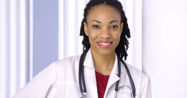 Schwarze Ärztin Lächelt Die Kamera — Stockfoto