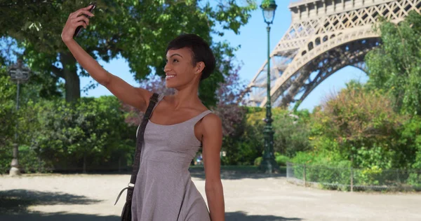 Alegre Mujer Raza Mixta Toma Selfies Teléfono Inteligente Frente Torre — Foto de Stock