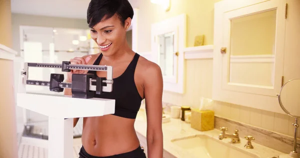 Saludable Joven Negro Mujer Feliz Acerca Pérdida Peso Pie Escala —  Fotos de Stock