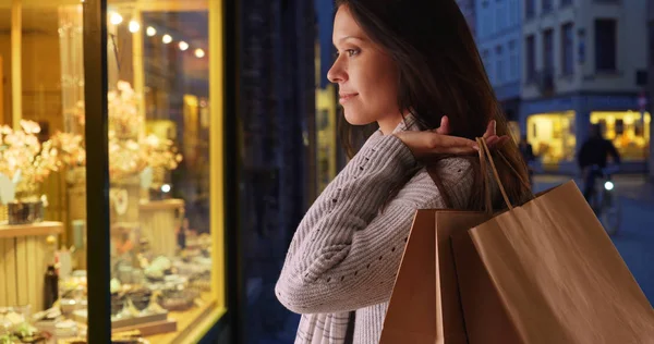 Happy Shopper Wachten Stad Straat Nachts Ahmar — Stockfoto