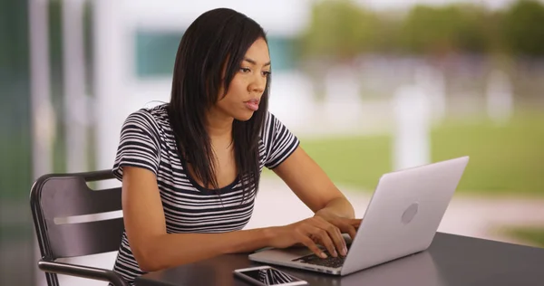 Ung Casual Afroamerikansk Kvinna Använder Laptop Utomhus Ensam — Stockfoto
