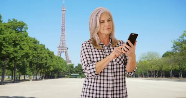 成熟的白人女性在巴黎的埃菲尔铁塔上自拍自拍 — 图库照片