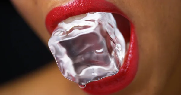 Gros Plan Femme Avec Glace Dans Bouche — Photo