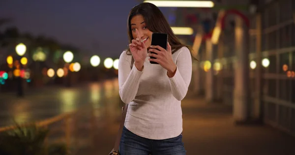Retrato Una Mujer Latina Tomando Fotos Alguien Con Teléfono Dando — Foto de Stock
