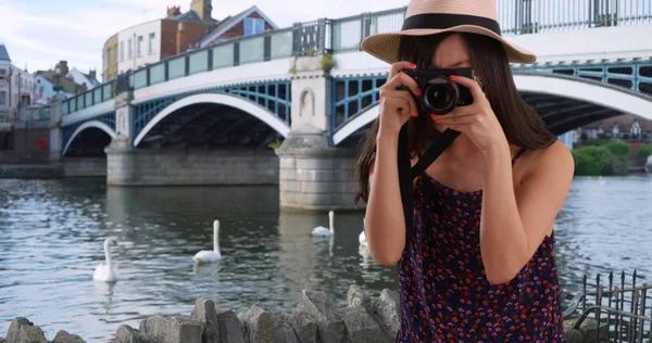 Nahaufnahme Einer Millennial Frau Mit Kamera Zum Fotografieren Europäischen Teich — Stockfoto