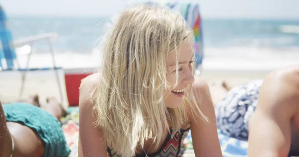 Обзорный Портрет Счастливых Молодых Межрасовых Друзей Лежащих Пляже Говорящих — стоковое фото