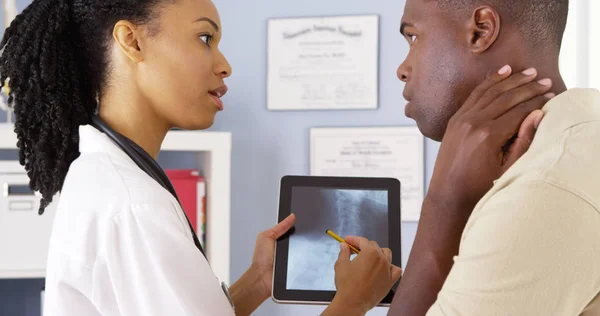 Hastanın Boyun Ağrısı Için Kadın Doktor Röntgen Hakkında Tablete Konuşuyor — Stok fotoğraf