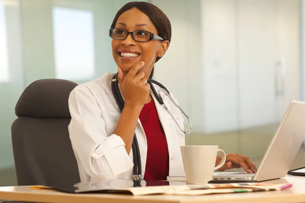 Feliz Milenial Médico Femenino Trabajando Utilizando Ordenador Portátil Imagen De Stock