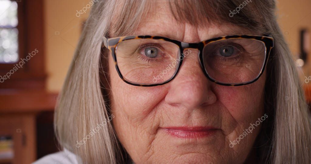 Oma mit brille
