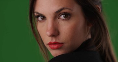 Güzel kadının omzuna yeşil ekran üzerinde seyir kırmızı dudaklar ile yakın