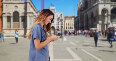 Mutlu kadın turist alarak resimde San Marco Piazza ile smartphone