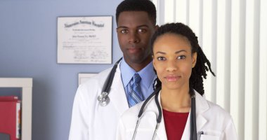 Erkek ve kadın Afrikalı-Amerikalı doktorlar hastanede yakın çekim