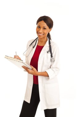 Gülümseyen kadın tıp doktoru panosuna beyaz zemin üzerinde notlar yazma