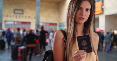 Kadın traveler ABD Pasaport için fotoğraf makinesi Tren İstasyonu lobisinde gösterilen portresi