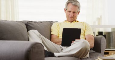 Okuma ve seyir bir tablet vasıl orta yaşlı komuta sizde