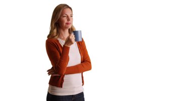 Orta yaşlı beyaz bir kadın kupa kahve içme 