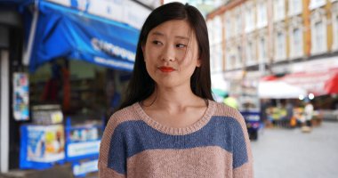 Londra'nın ciddi kadın turist yakın çekim