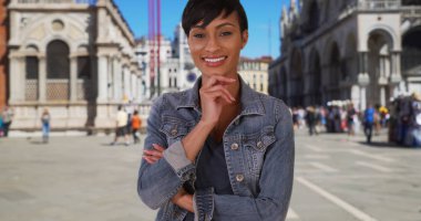 Modern siyah kadın mutlu St Marks Meydanı Venedik poz