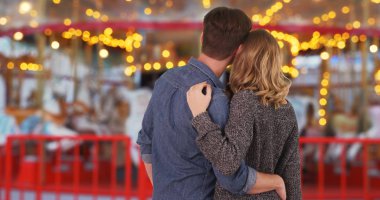 Genç evli çift atlı karıncaya gülümseyen üzerinde onların çocuk izle