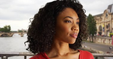 Paris dışında bir süre atmosfer rahat genç Afrikalı kadının Fransa