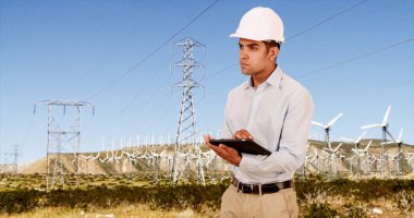 Latino bin yıllık mühendis rüzgar türbinleri yenilenebilir enerji için kontrol