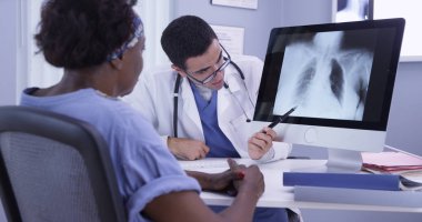 O onun x-ışını değerlendirmeleri gibi genç latino Md dinleme siyah kadın kıdemli