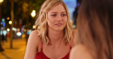 Güzel sarışın kız arkadaşıyla Champs Elysees Paris sosyal olan