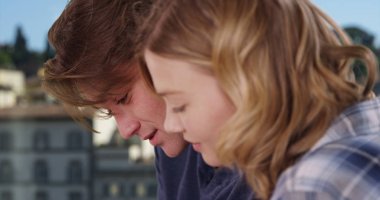 Dizüstü gülümseyen video izlerken Çift yan görünüm