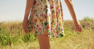 Doğa yürüyen Genç beyaz kadın